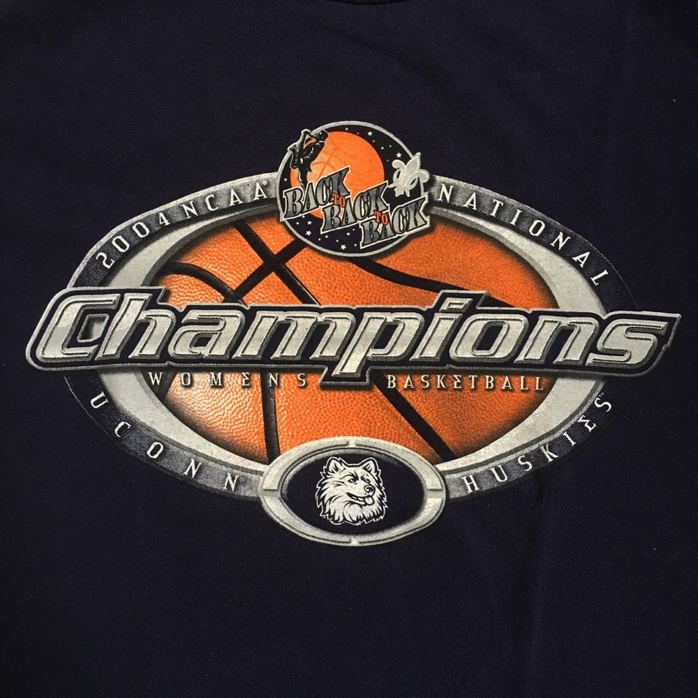 2004 NCAA Champions UConn Huskies T Shirt